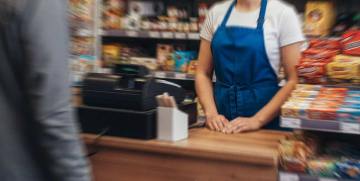 Groził pracownicy sklepu czymś, co miało być bronią