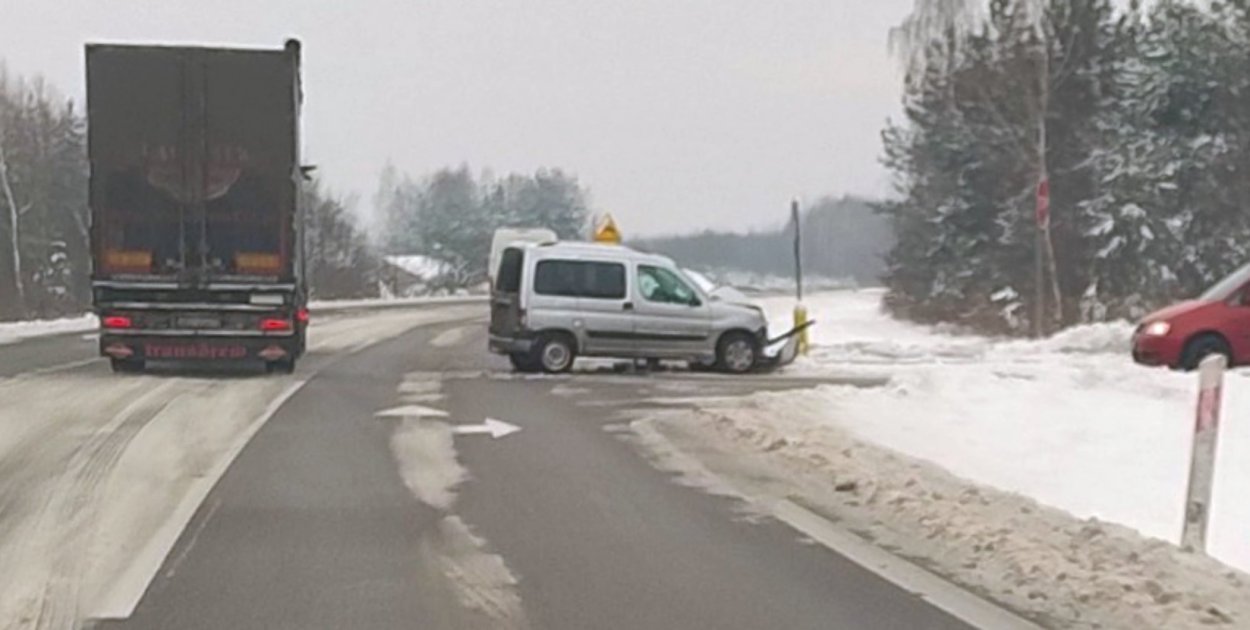 Wypadek na obwodnicy. Mężczyzna w szpitalu