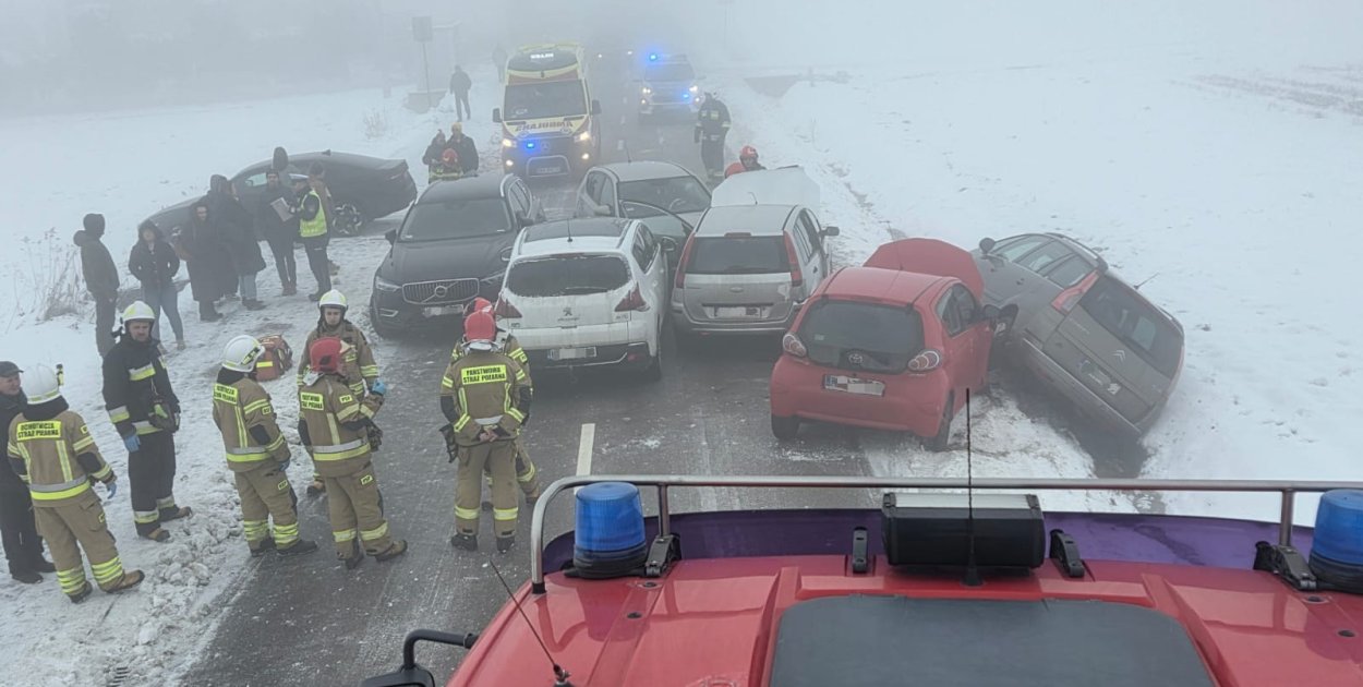 Karambol w regionie. Zderzyło się 6 samochodów, jedna osoba w szpitalu