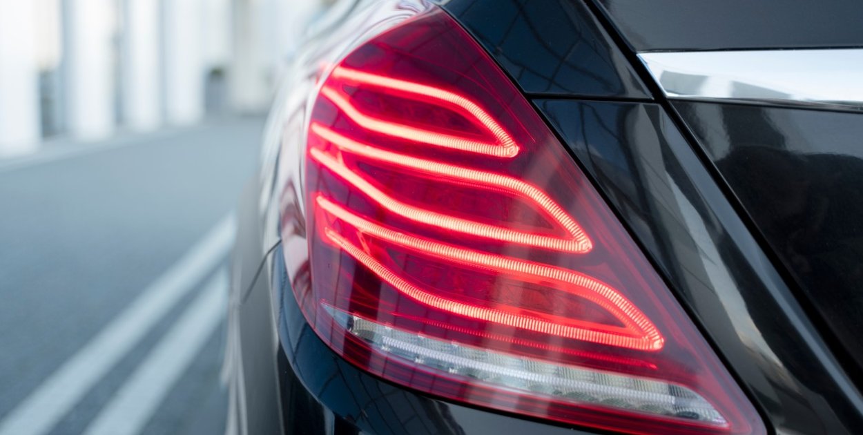 Światła obrysowe – kiedy są obowiązkowe i jak wpływają na bezpieczeństwo pojazdu?