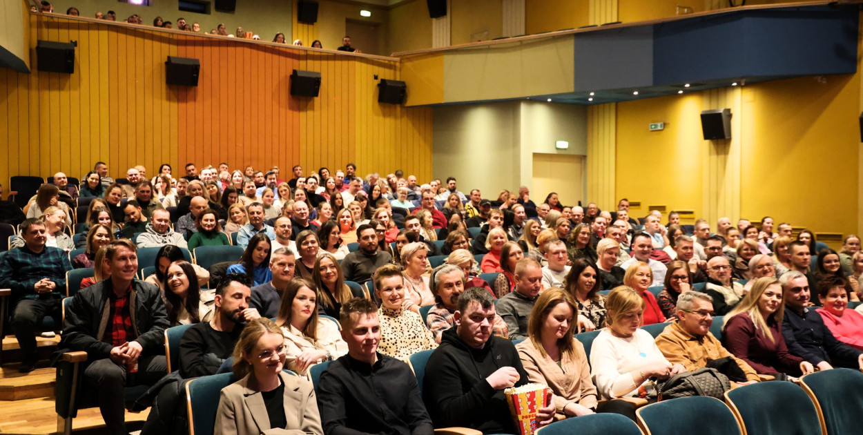 Miłość w blasku kinowego ekranu. Walentynkowy wieczór przyciągnął tłumy [FOTO]