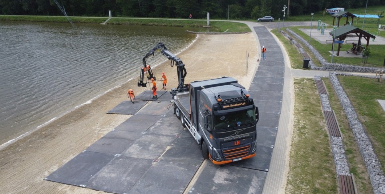Jak zabezpiecza się teren budowy, żeby nie zniszczyć dróg i pól?