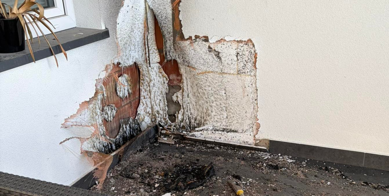 Pożar na balkonie mieszkania. Służby w akcji