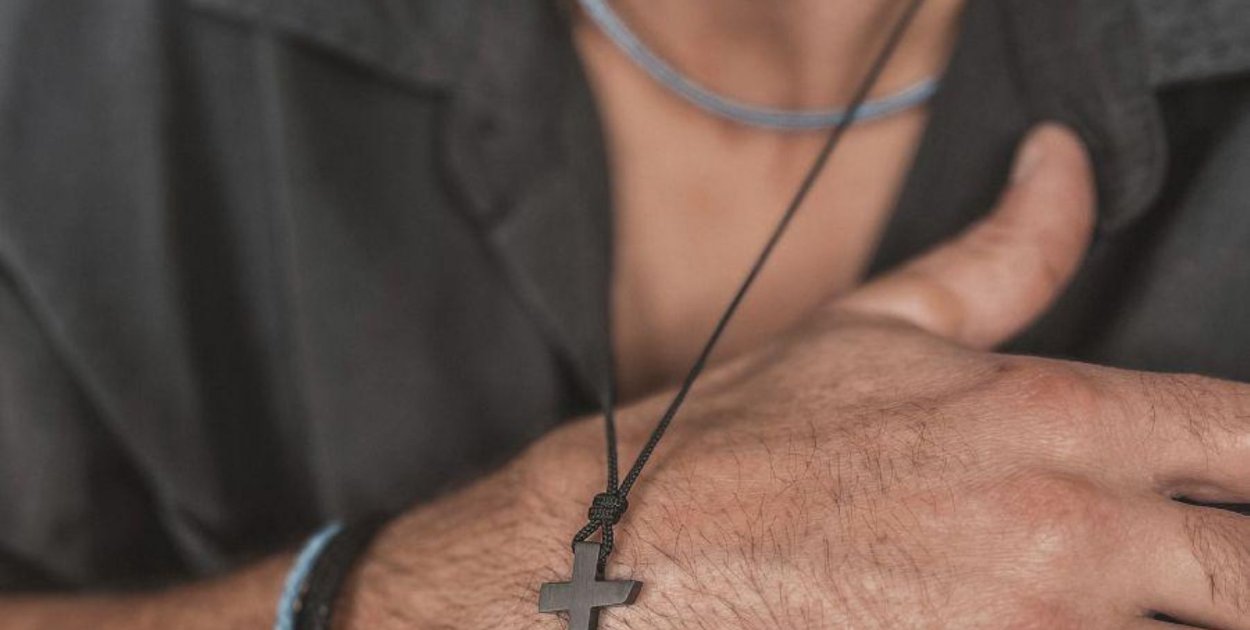 Męski naszyjnik z krzyżem Manoki – symbol, styl i charakter w jednym