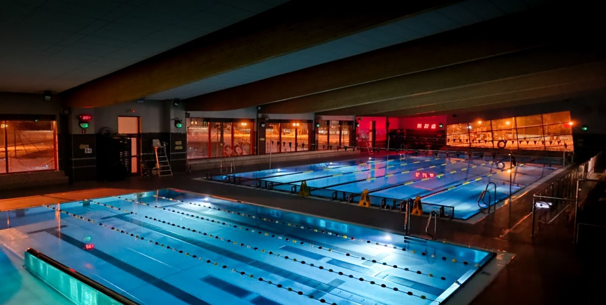 Nocne pływanie na basenie Smoczka. MOSiR zaprasza