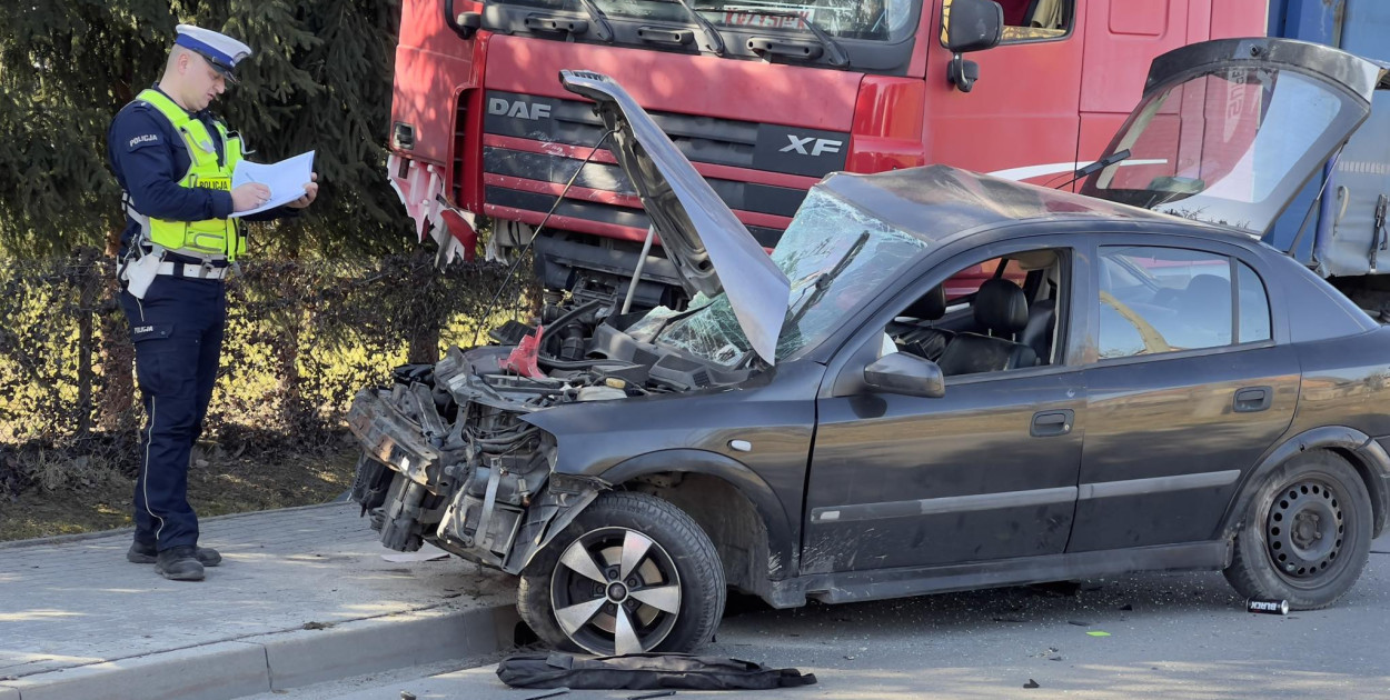 Wypadek pod miastem, droga powiatowa zablokowana [FOTO]