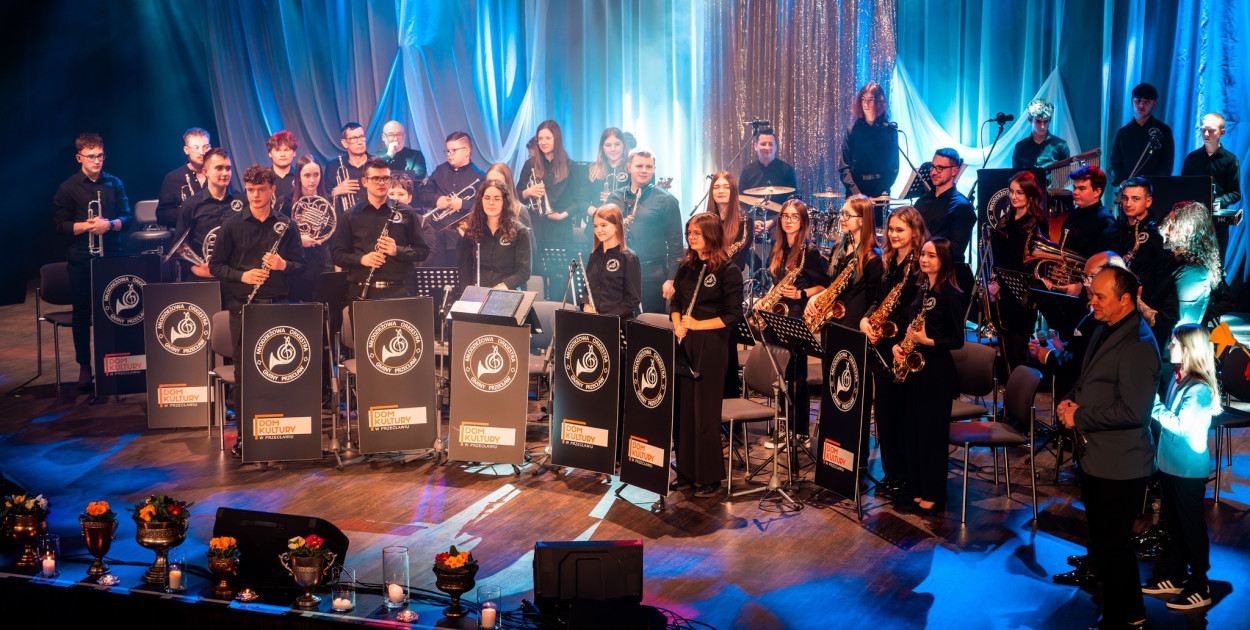 Muzyczny Dzień Kobiet w Przecławiu. Koncert pełen znanych przebojów [FOTO]