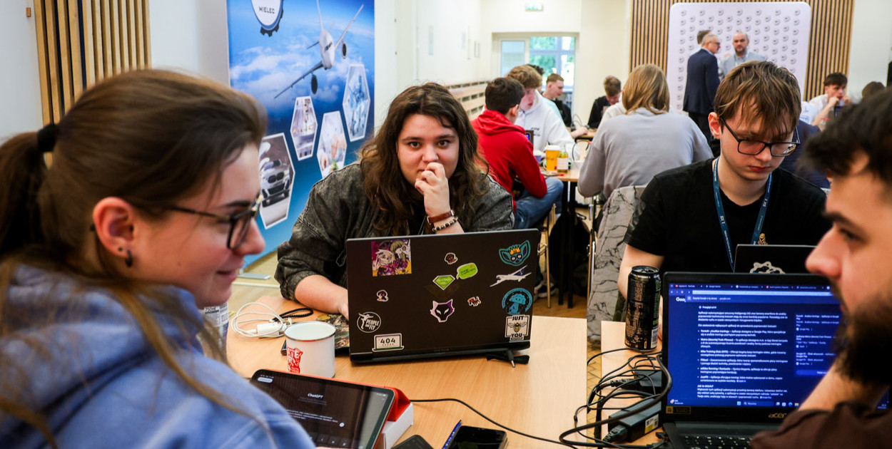Hackathon ruszył! Młodzi ścigają się na kreatywność [FOTO]