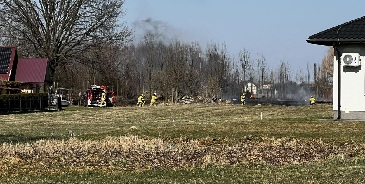 Groźnie w Woli Mieleckiej, ogień blisko domów