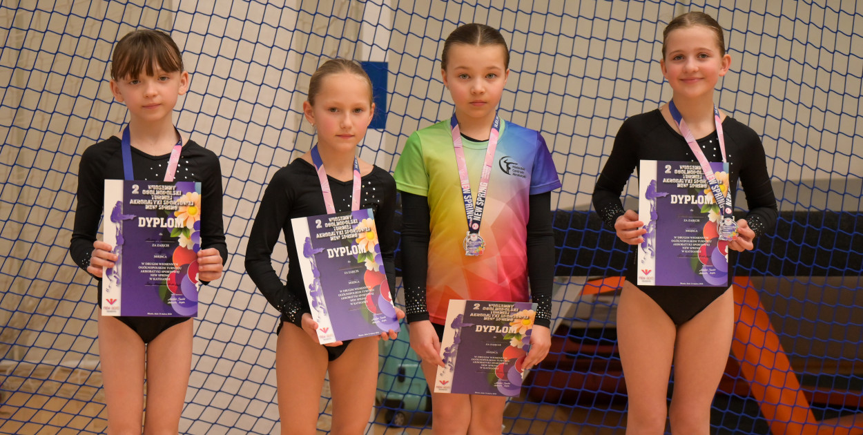 Akromielec z medalami i podium klasyfikacji klubowej na inaugurację sezonu