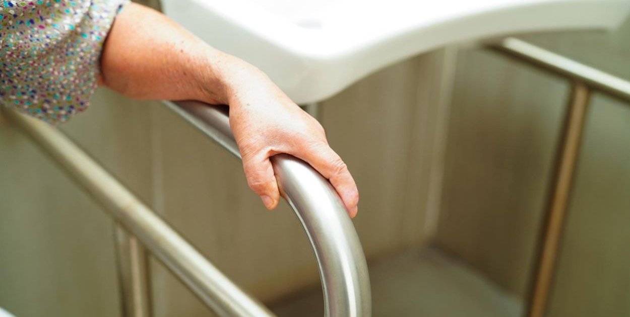 Poręcze do toalety dla niepełnosprawnych a przepisy budowlane – co musisz wiedzieć