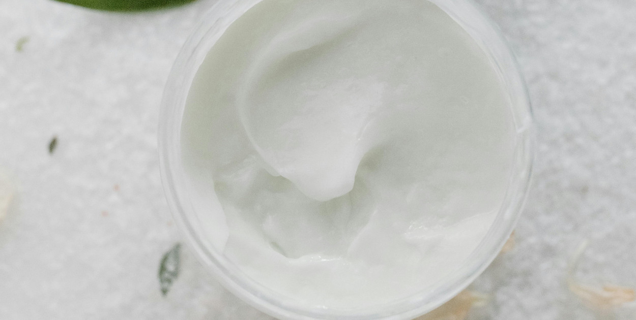 Dlaczego Aqua jest pierwsza w składzie kosmetyku i jakie to ma znaczenie