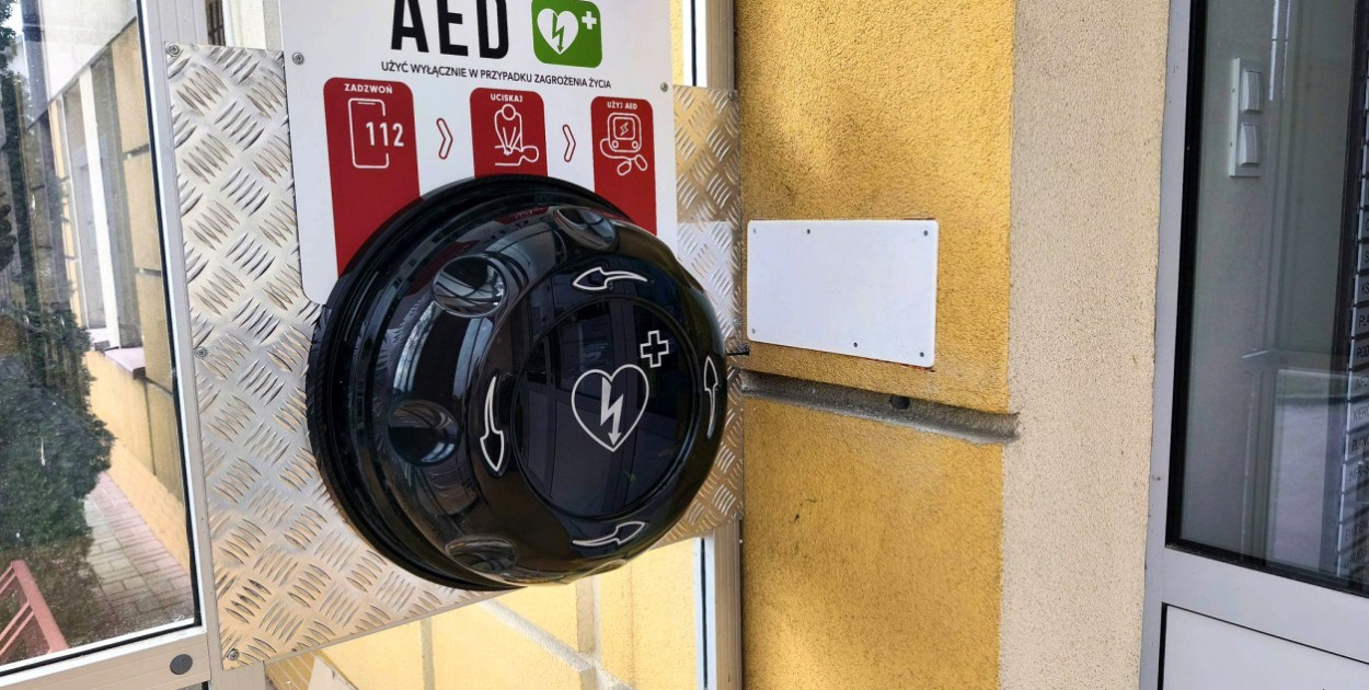 Defibrylator AED przy wejściu do urzędu gminy