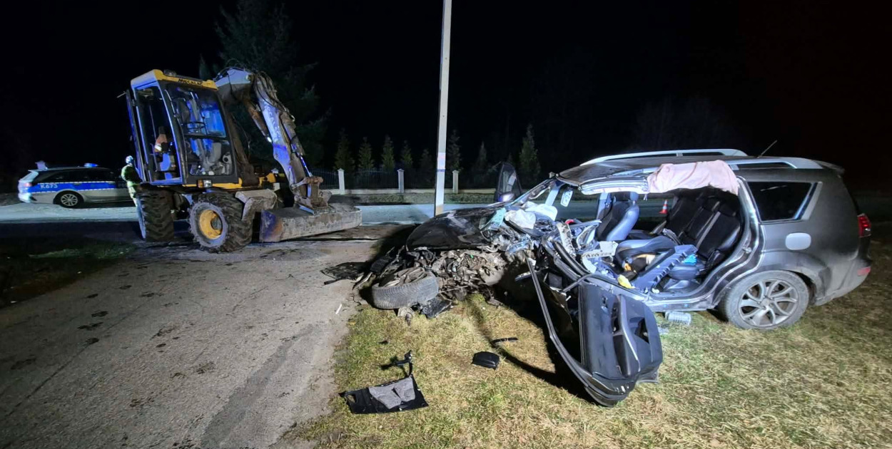 Zderzenie osobówki z koparką, wieczorna akcja służb