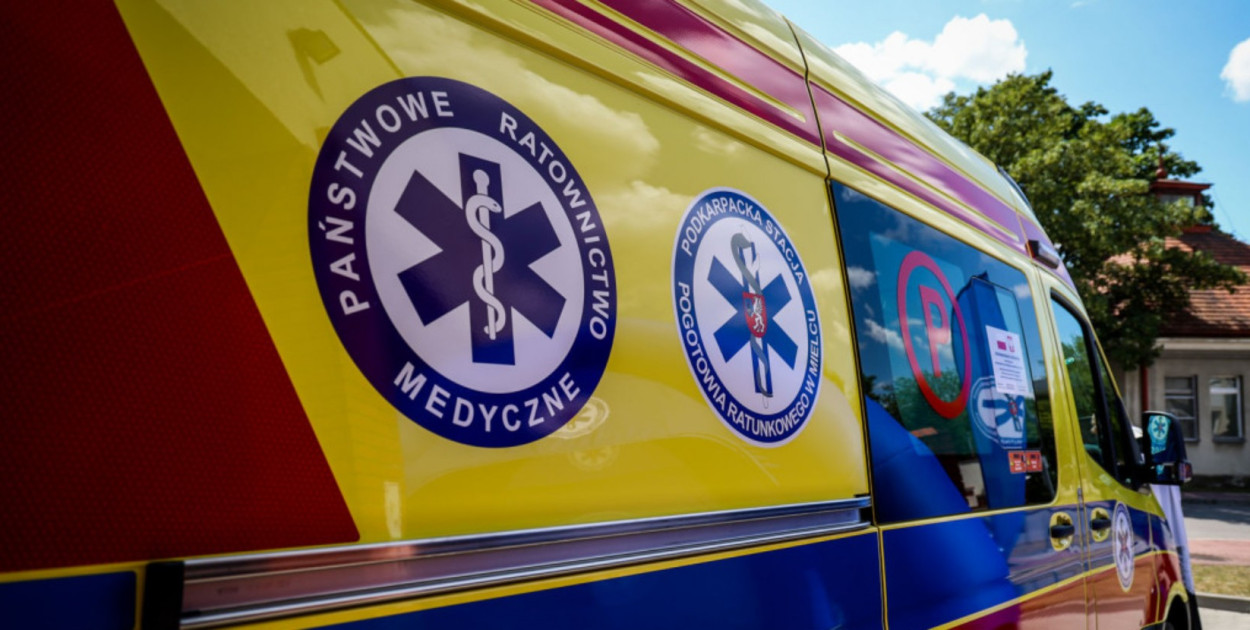 Zderzenie peugeota z chevroletem. Kobieta zabrana do szpitala