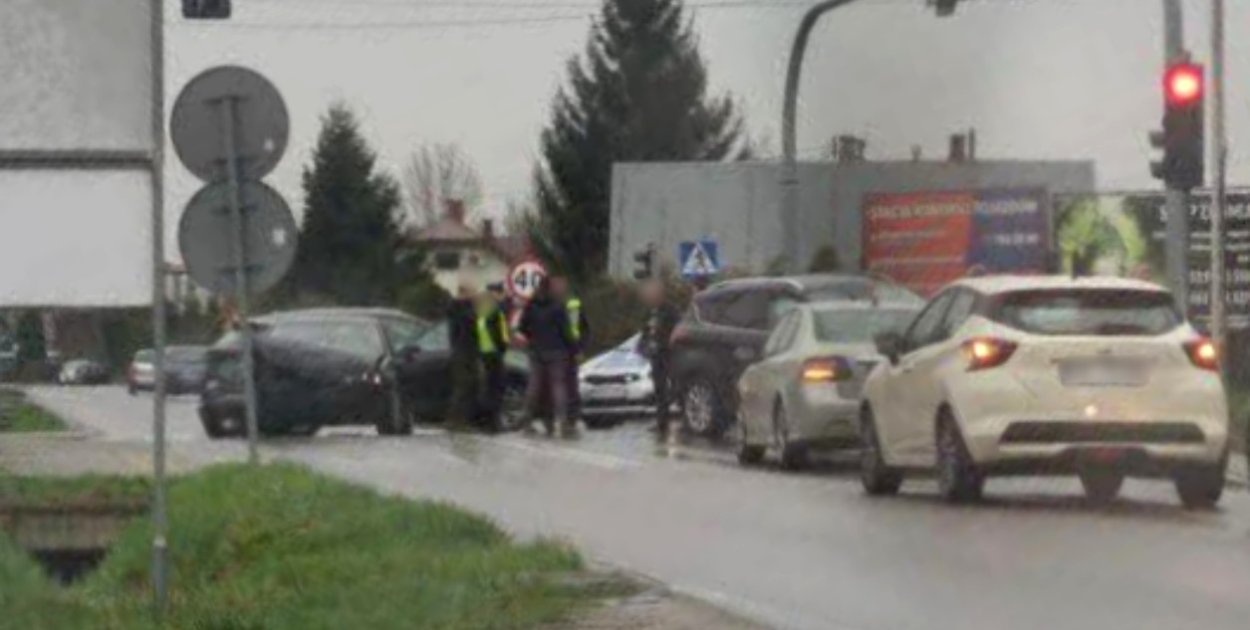 Zderzenie na skrzyżowaniu w Złotnikach. Utrudnienia