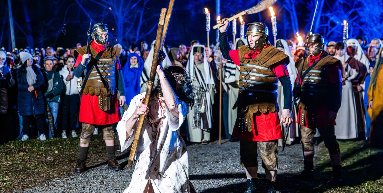 To nie był spektakl teatralny. Za nami Misterium Męki Pańskiej w Przecławiu [FOTO]