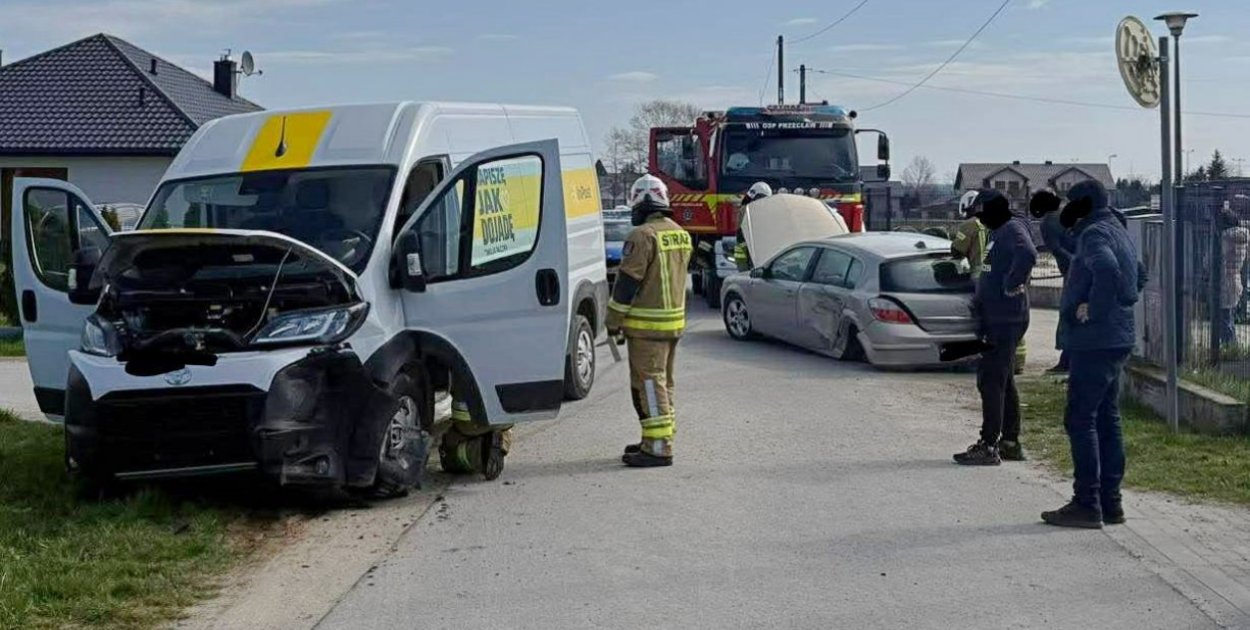 Kurier zderzył się z osobówką. Były utrudnienia