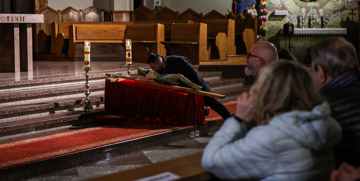 Wielki Piątek w Mielcu na zdjęciach. Mielczanie przy grobie Jezusa [FOTO]
