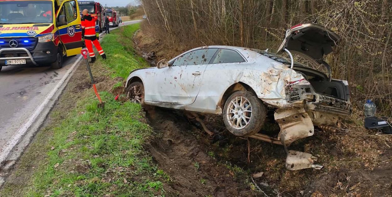Kierowca audi wypadł z drogi. Samochód „skasowany”