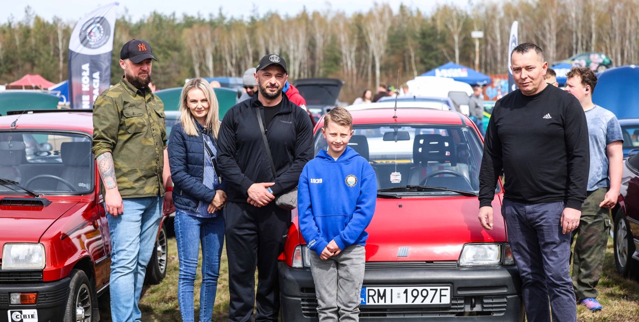 W Chorzelowie przekazano wylicytowanego Fiata Cinquecento dla Romka