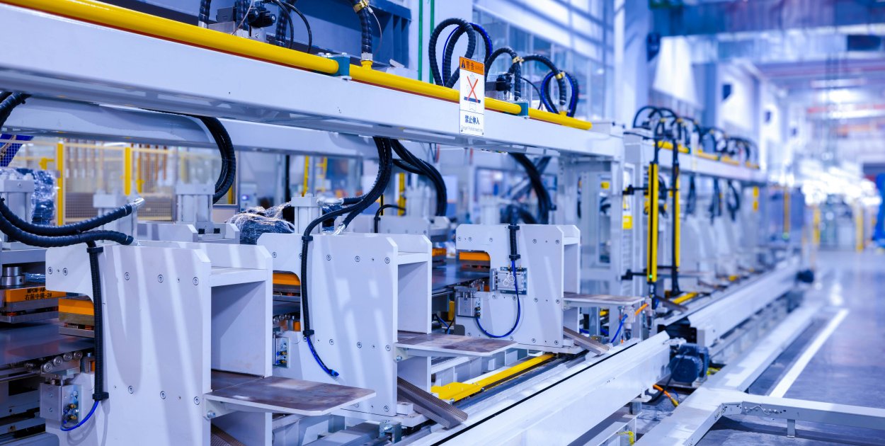 Nowoczesne maszyny produkcyjne do tworzyw sztucznych – jak wybrać optymalne urządz