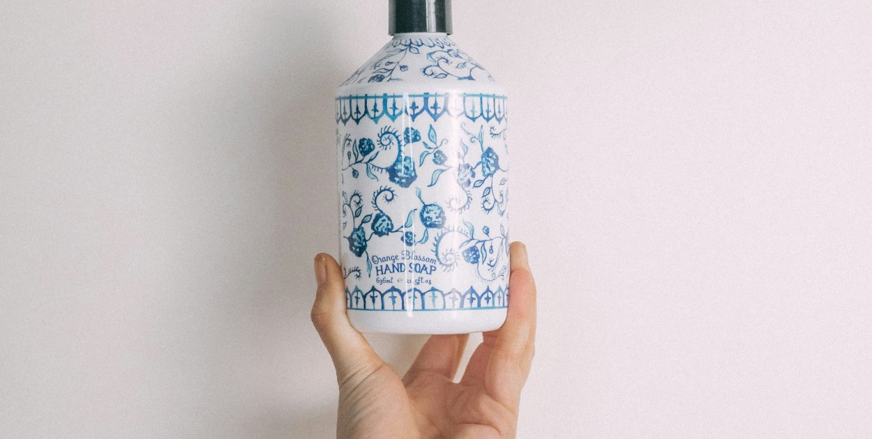 Szare mydło w płynie w pielęgnacji cery wrażliwej – rozwiązanie dla skóry skłonnej