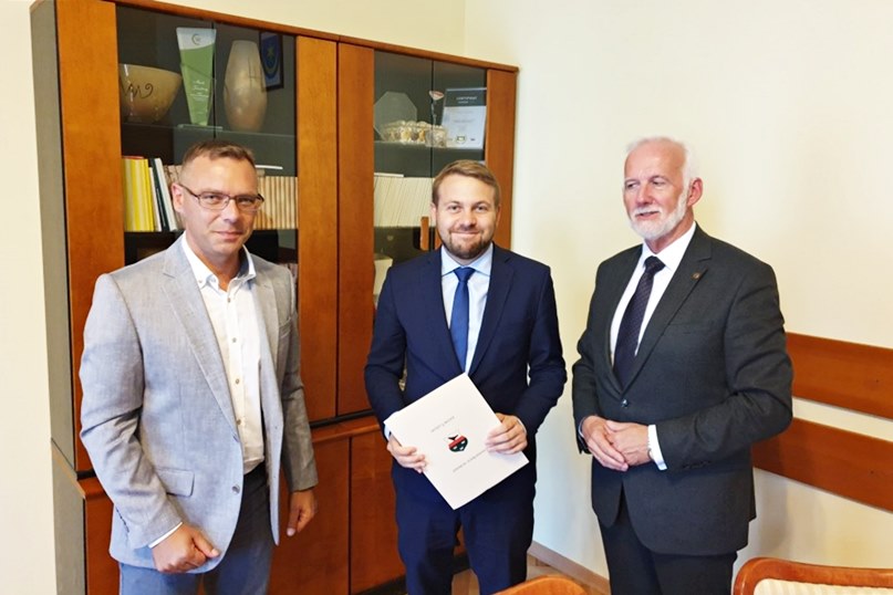 Wójt Robert Pluta, wiceminister Jacek Ozdoba i prezydent Tarnobrzega Dariusz Bożek.