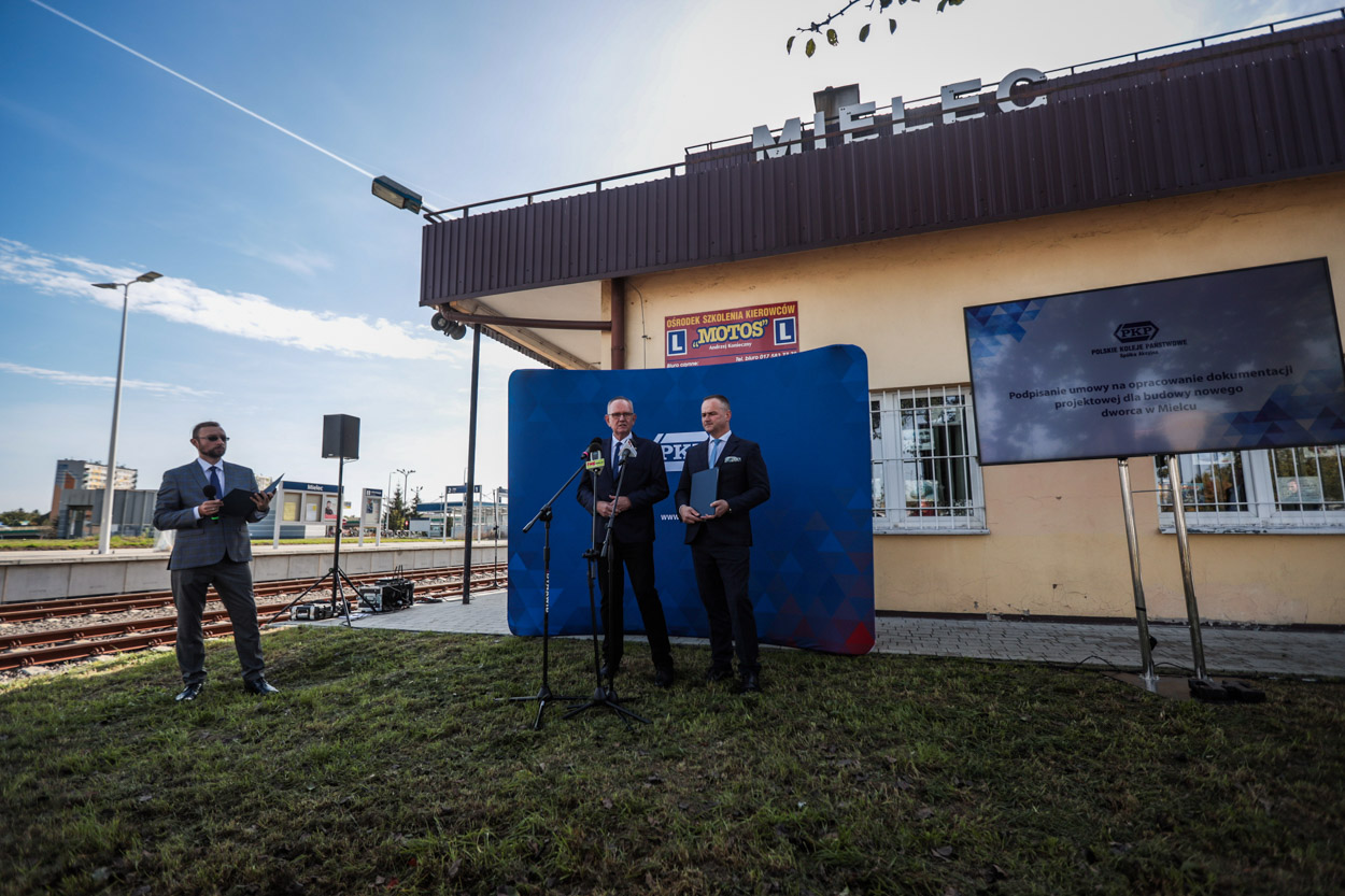 Briefing prasowy w sprawie dworca kolejowego w Mielcu. 11 października 2023 r. Fot. Kacper Strykowski / hej.mielec.pl