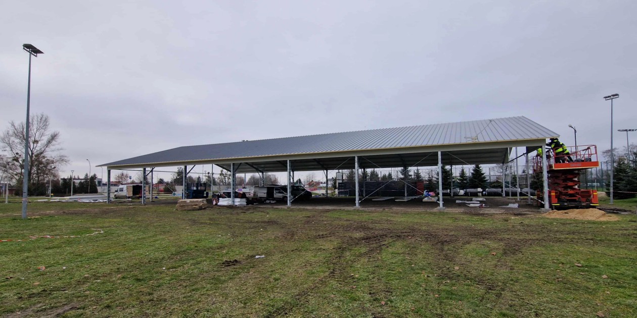 Budowa lodowiska na mieleckich błoniach.