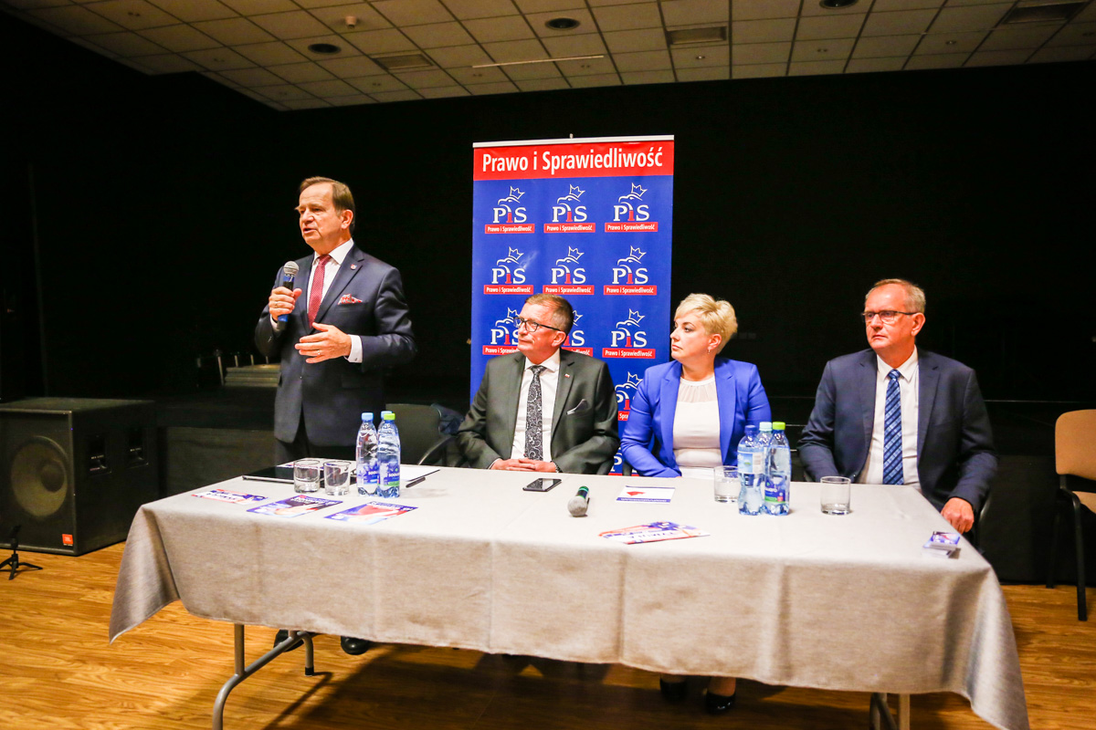 Od lewej: Władysław Ortyl, Zbigniew Tymuła, Magdalena Bartkowicz, Fryderyk Kapinos. Fot. Kacper Strykowski / hej.mielec.pl