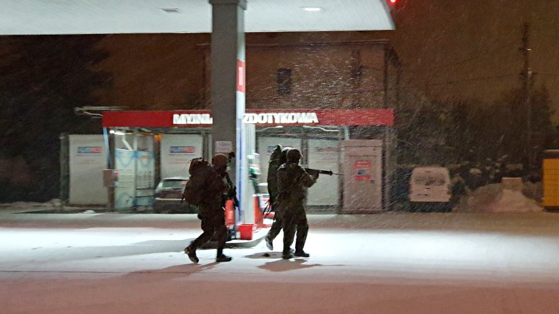 Żołnierze na stacji paliw przy ul. Wolności.