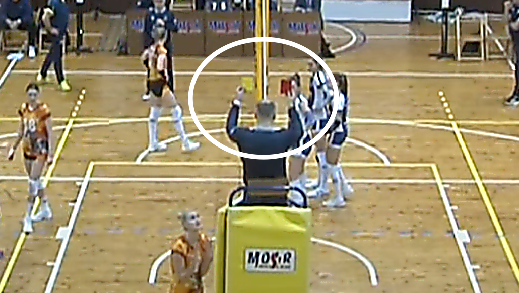 Sędzia pokazuje dwie kartki Piotrowi Pajdzie. Screen z portalu Youtube Kanał Sportowy Pod24  MTTolo TV